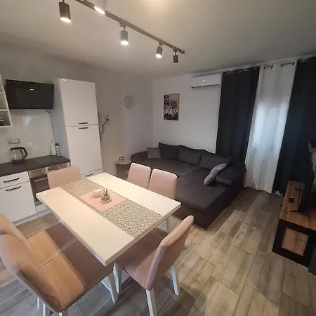 Paola Apartman Turanj