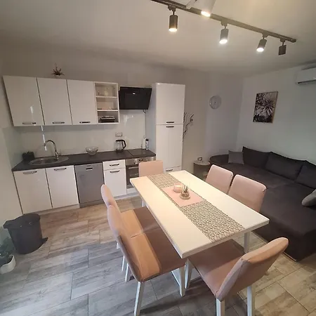 Apartman Paola *